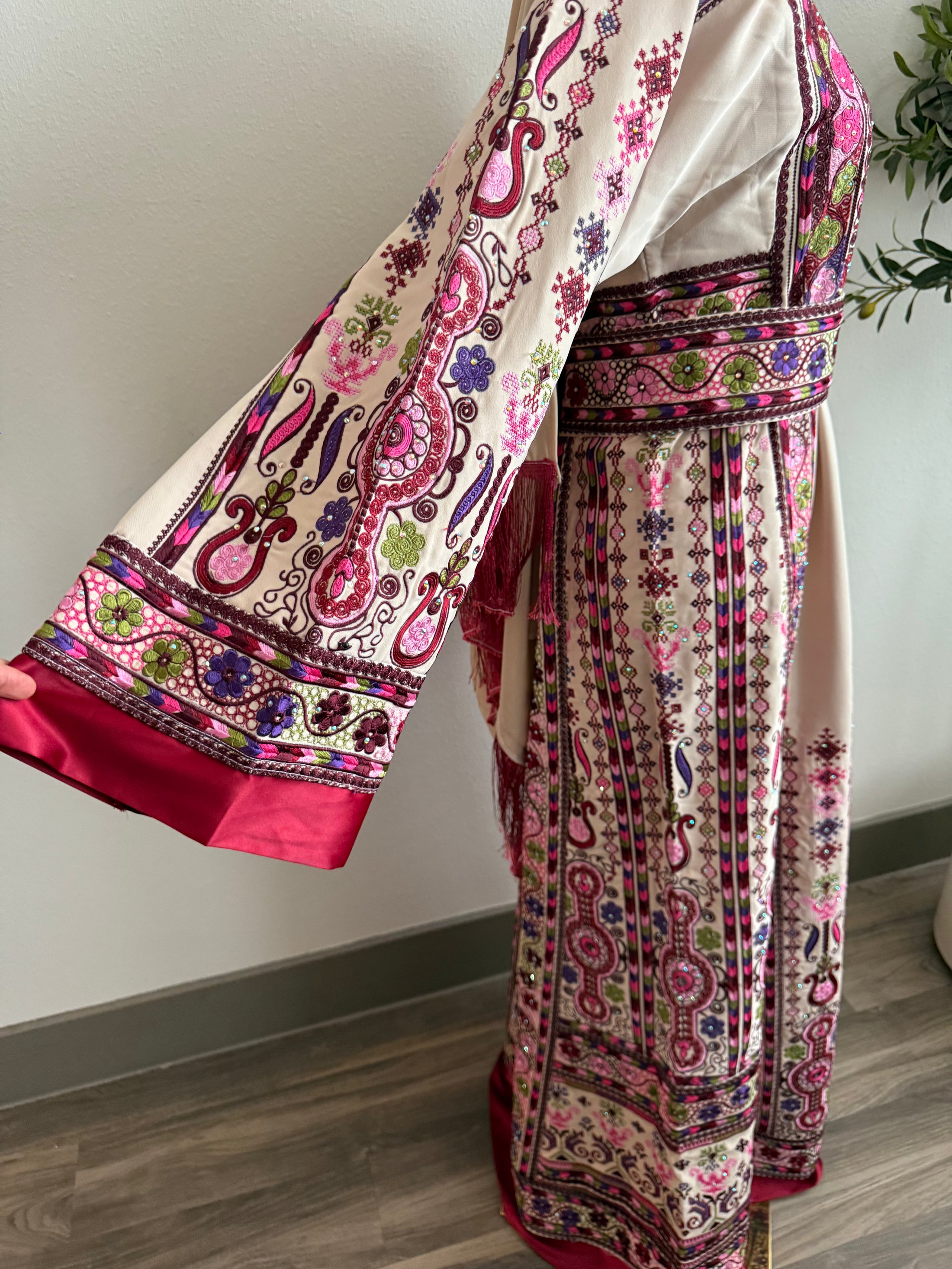 Cream and Magenta Malaaka Thobe